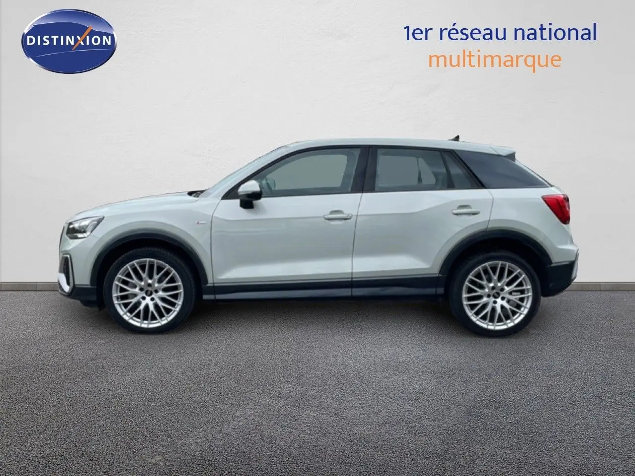 Audi Q2 35 2.0 TDI S-Line en argent rose métal, vue profil côté gauche, jantes alliage 19 pouces.
