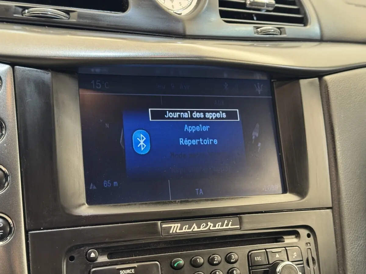 Écran central tactile affichant le menu Bluetooth dans l’habitacle d’une Maserati Granturismo S 4.7 gris foncé.
