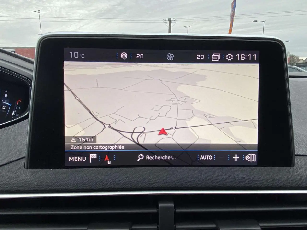 Écran tactile central du Peugeot 3008 2017 affichant la navigation GPS avec carte et commandes climatisation visibles.