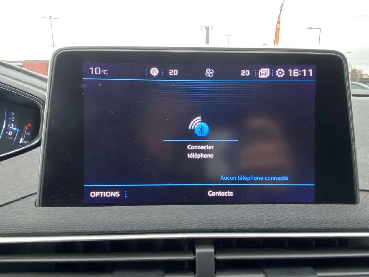 Écran tactile central du Peugeot 3008 2017 affichant la connexion Bluetooth, avec tableau de bord partiel visible.
