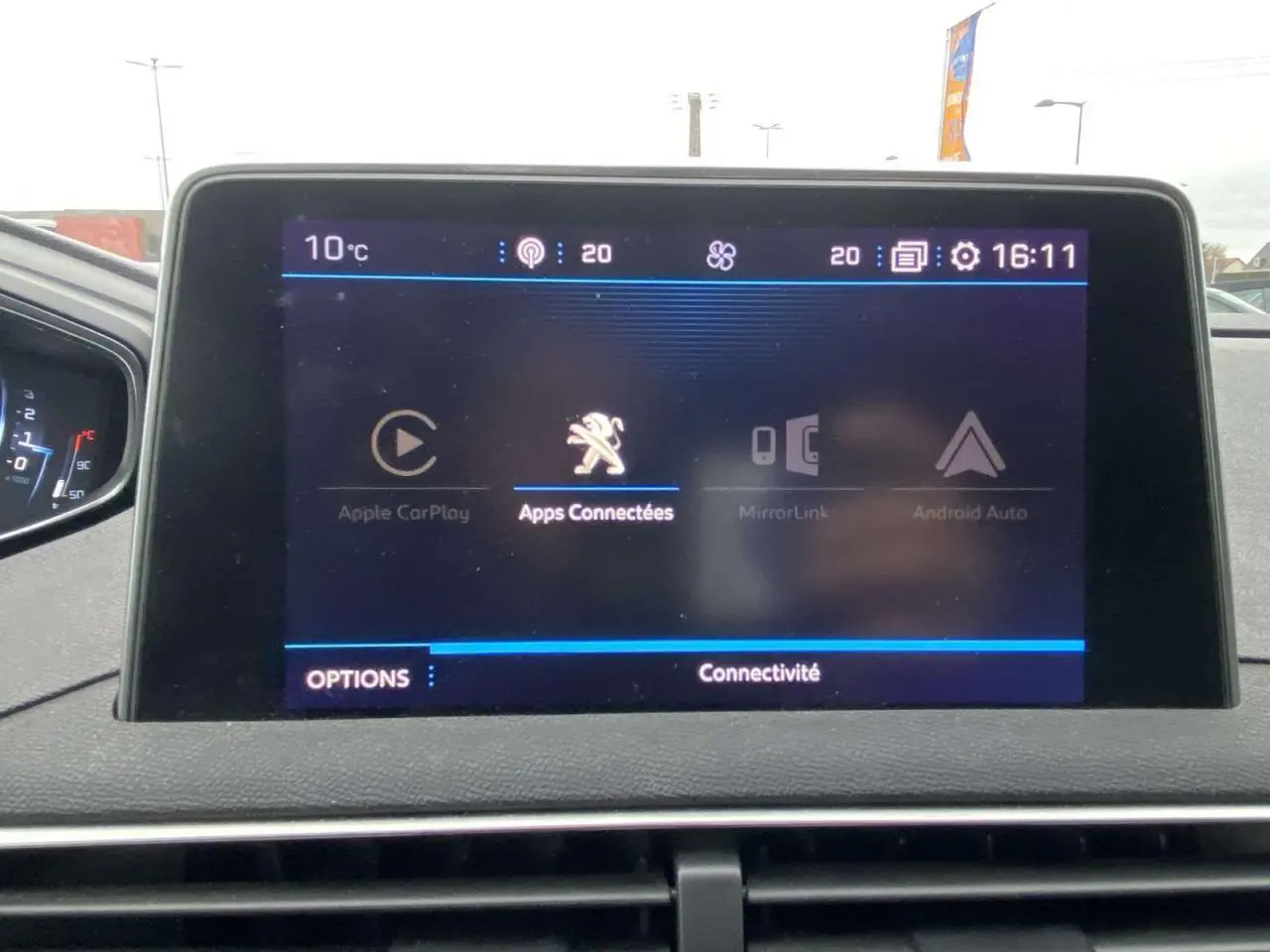 Écran tactile central du Peugeot 3008 2017 affichant les options de connectivité, vue intérieure frontale.
