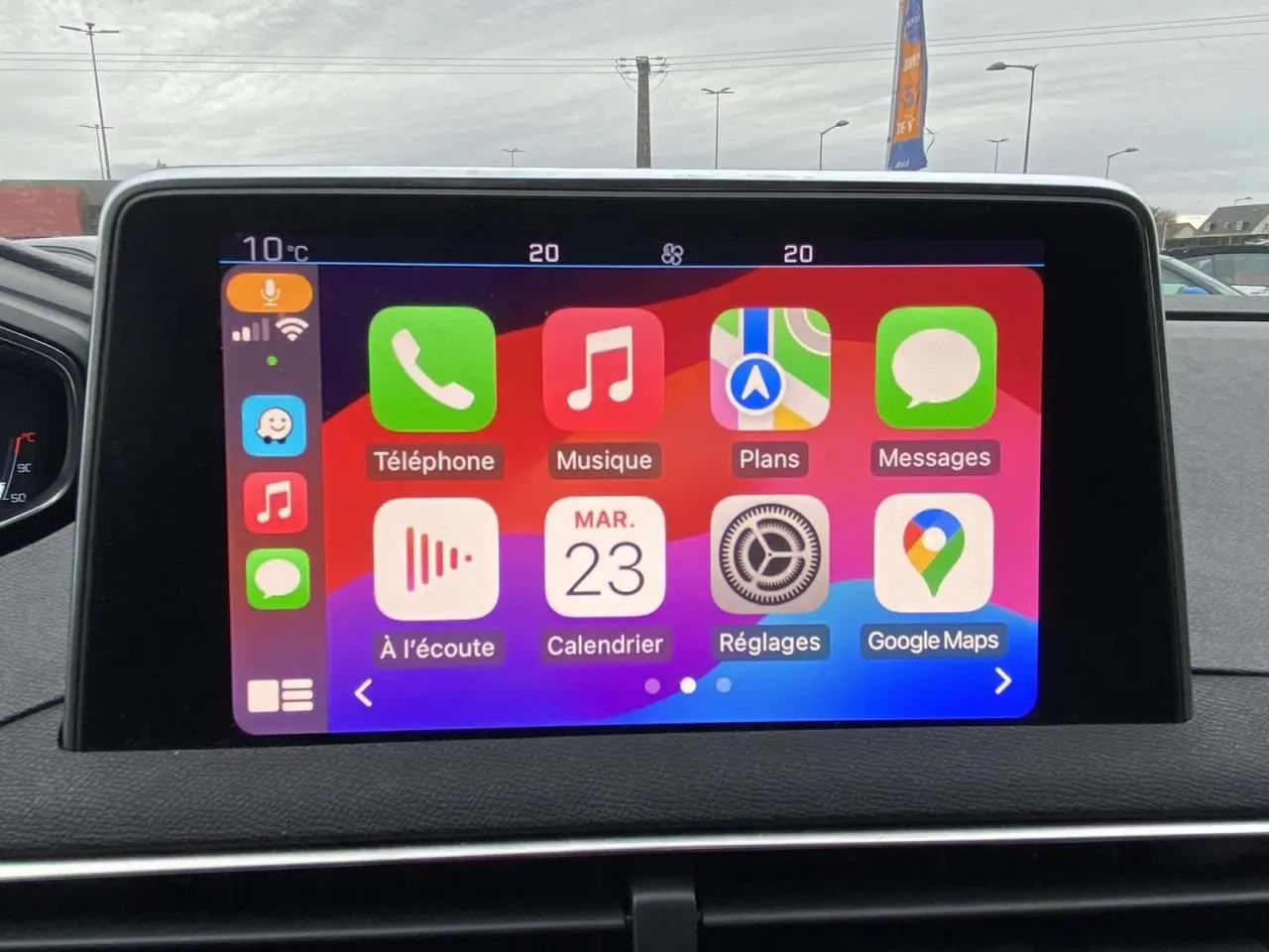 Écran tactile central du Peugeot 3008 2017 affichant l'interface Apple CarPlay avec applications colorées.