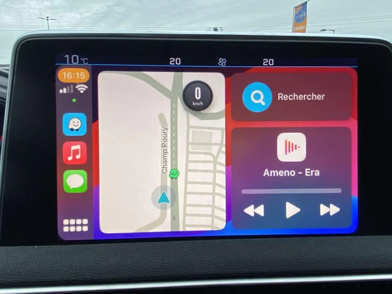 Écran tactile central du Peugeot 3008 2017 affichant navigation et musique, vue intérieure sans véhicule visible.