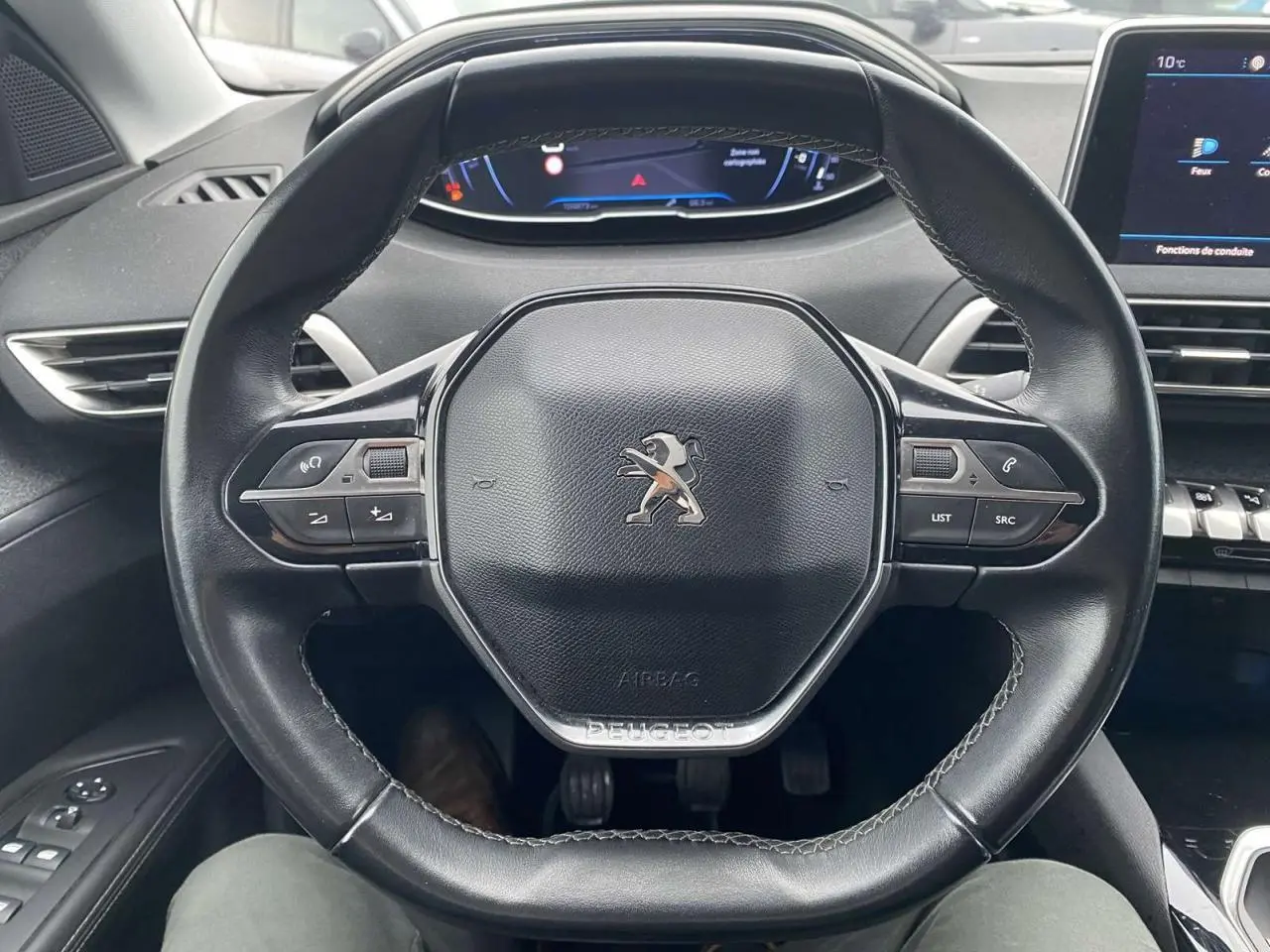 Vue rapprochée du volant compact noir du Peugeot 3008 2017 avec tableau de bord numérique et commandes intégrées.