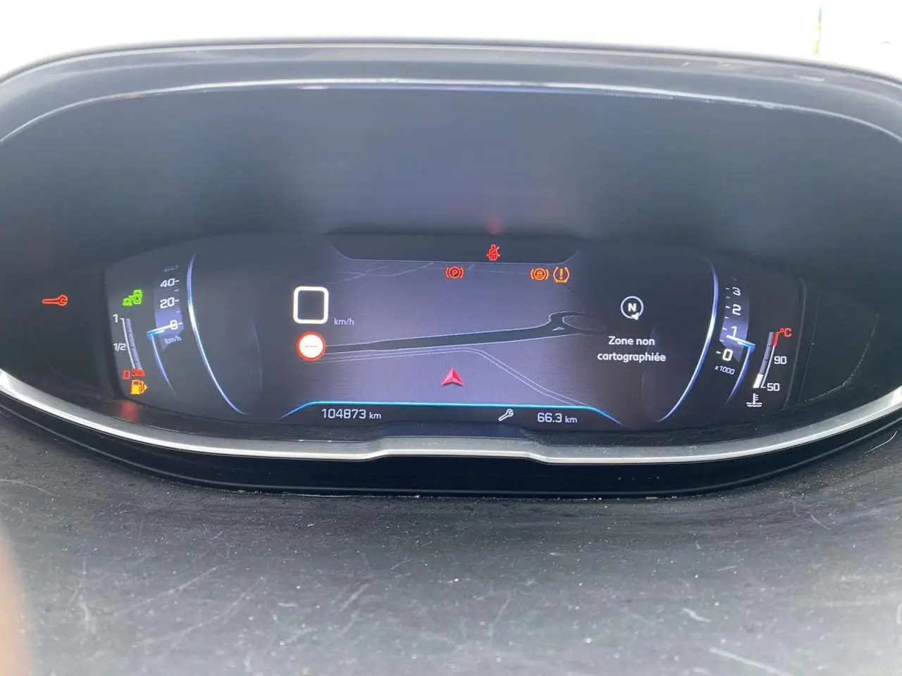 Vue rapprochée du combiné numérique Peugeot 3008 2017 affichant la vitesse, la carte et les témoins d'alerte.