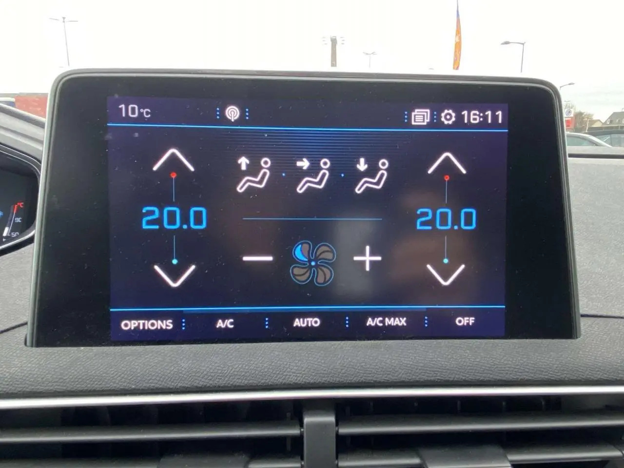 Écran tactile central du Peugeot 3008 montrant la commande de climatisation bi-zone à 20°C, intérieur noir.