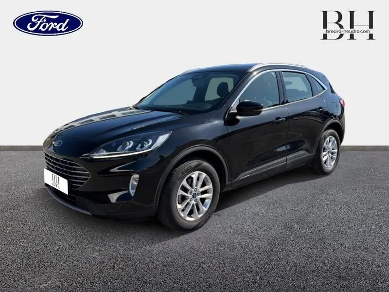 Ford Kuga 2023 noir Agate métallisé en vue 3/4 avant droit avec jantes alu et calandre distinctive.