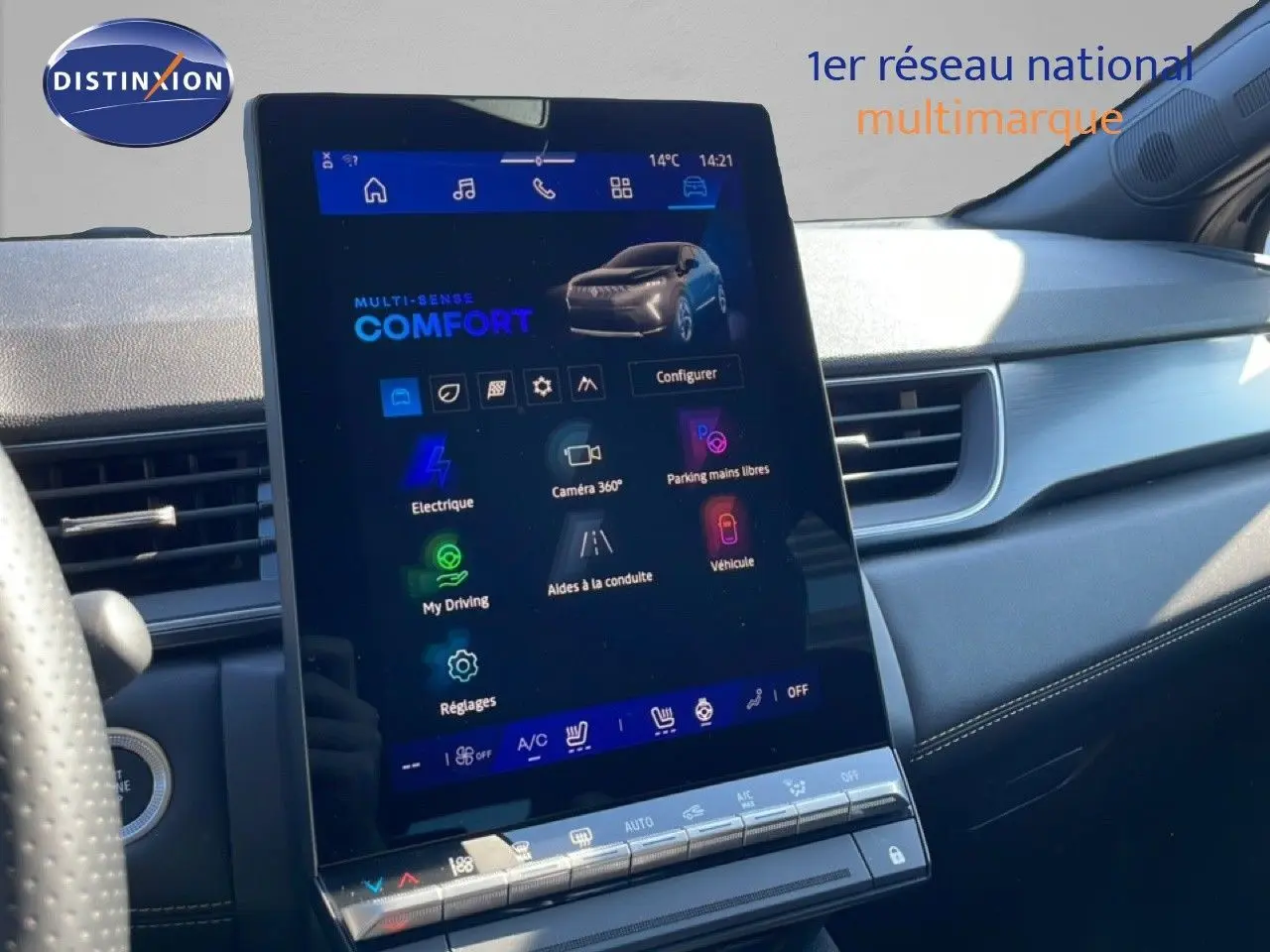Vue intérieure du tableau de bord de la Renault Symbioz noire, avec écran tactile central vertical affichant les options de conduite.