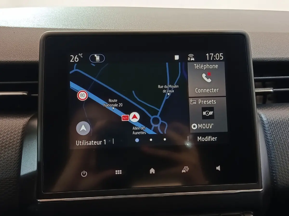 Écran tactile central de navigation 7 pouces dans une Renault Clio Business E-TECH blanche de 2021.