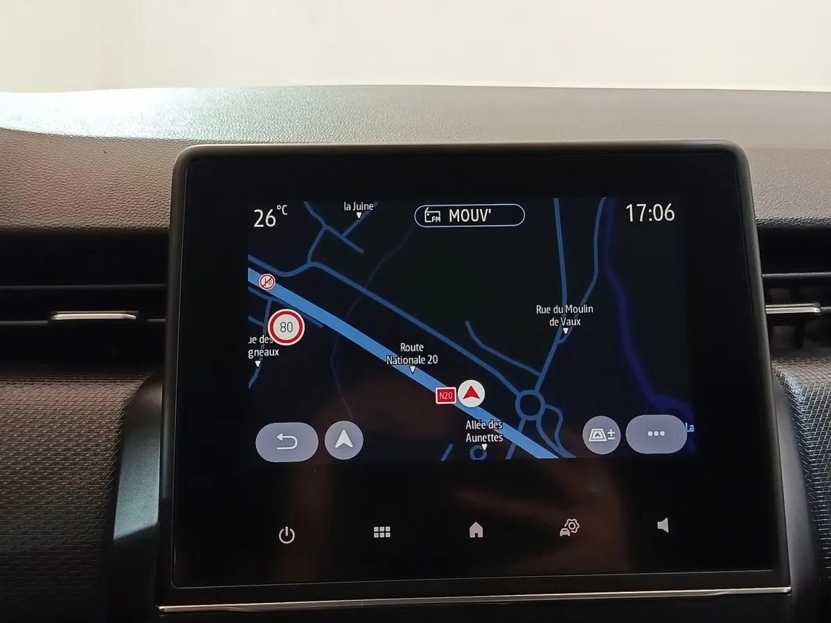 Écran tactile central de navigation 7 pouces affichant une carte, intérieur d’une Renault Clio blanche 2021.