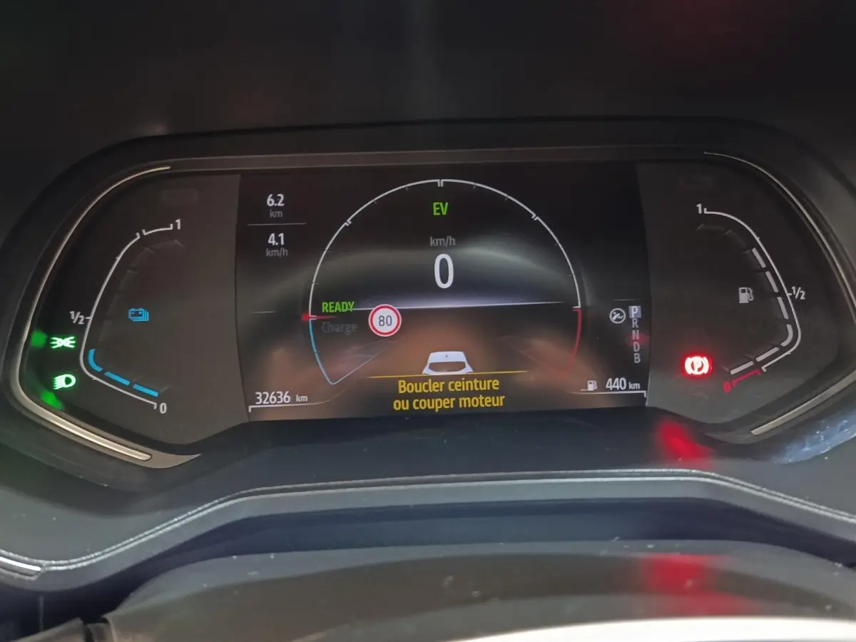 Affichage numérique du combiné d'instruments de la Renault Clio Business E-TECH 140 blanc, avec indicateur de vitesse et alertes.