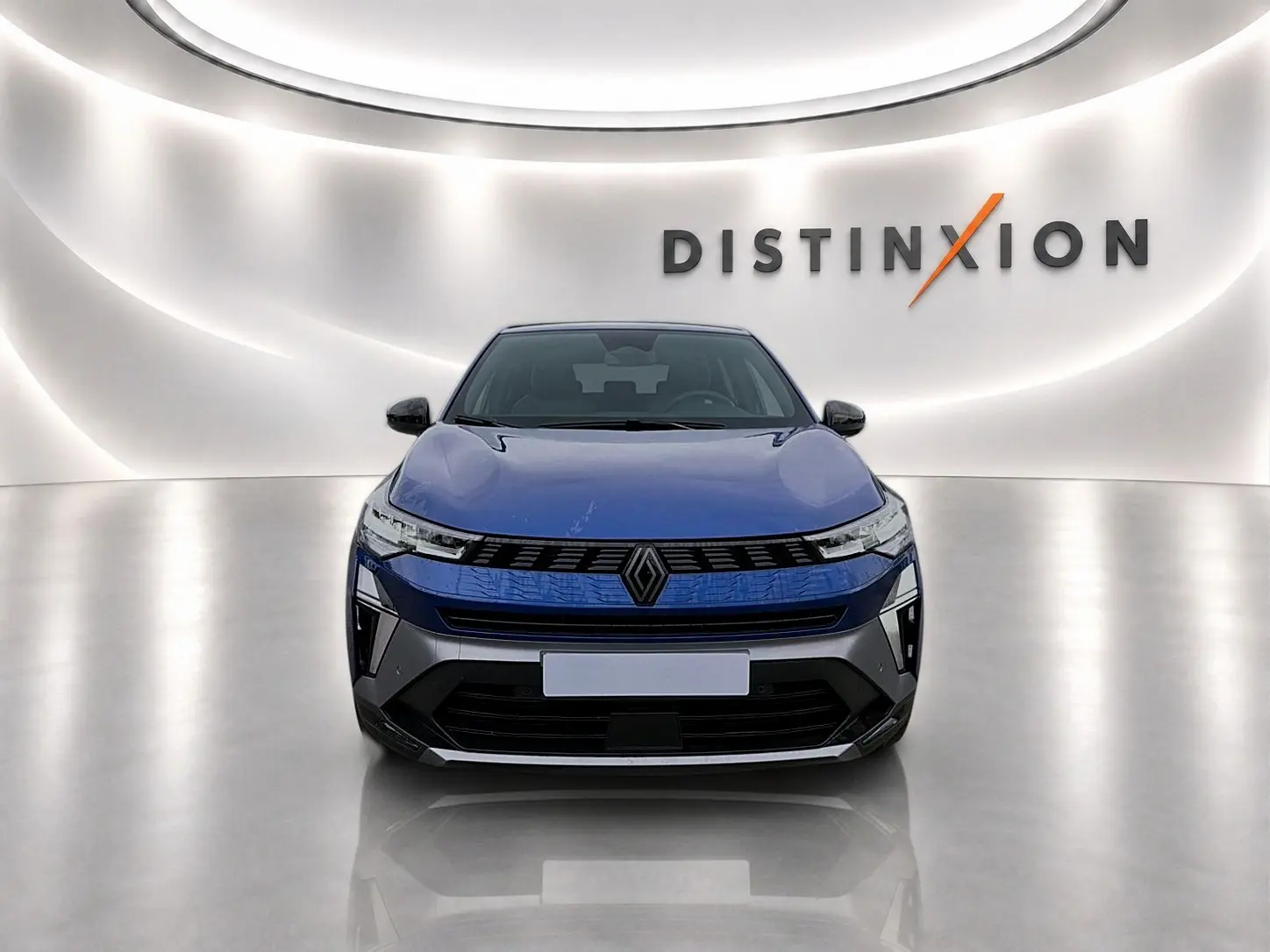 Vue frontale d'une Renault Symbioz 1.8 e-tech full hybrid 160 bleu iron avec calandre noire et logo central.