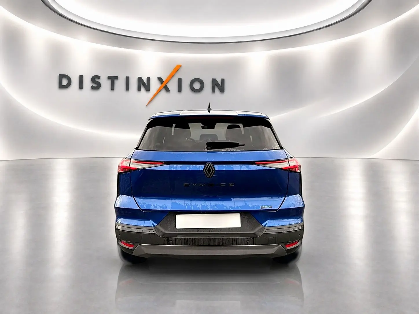 Vue arrière du Renault Symbioz 1.8 e-tech full hybrid 160 esprit alpine en bleu iron, avec feux arrière LED et hayon motorisé.