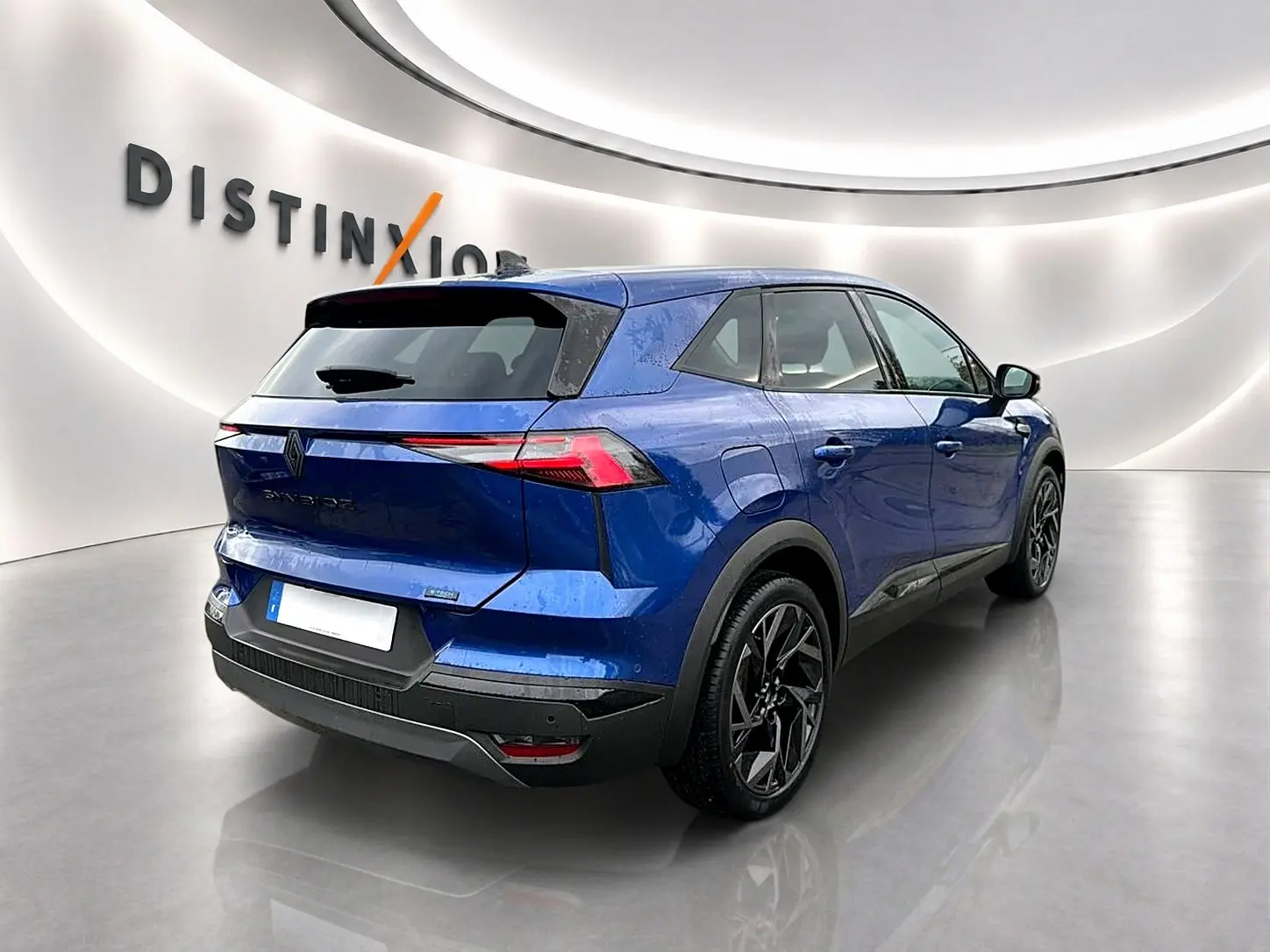 Vue 3/4 arrière droite du Renault Symbioz 2026 en bleu iron avec jantes noires et feux arrière LED fins.