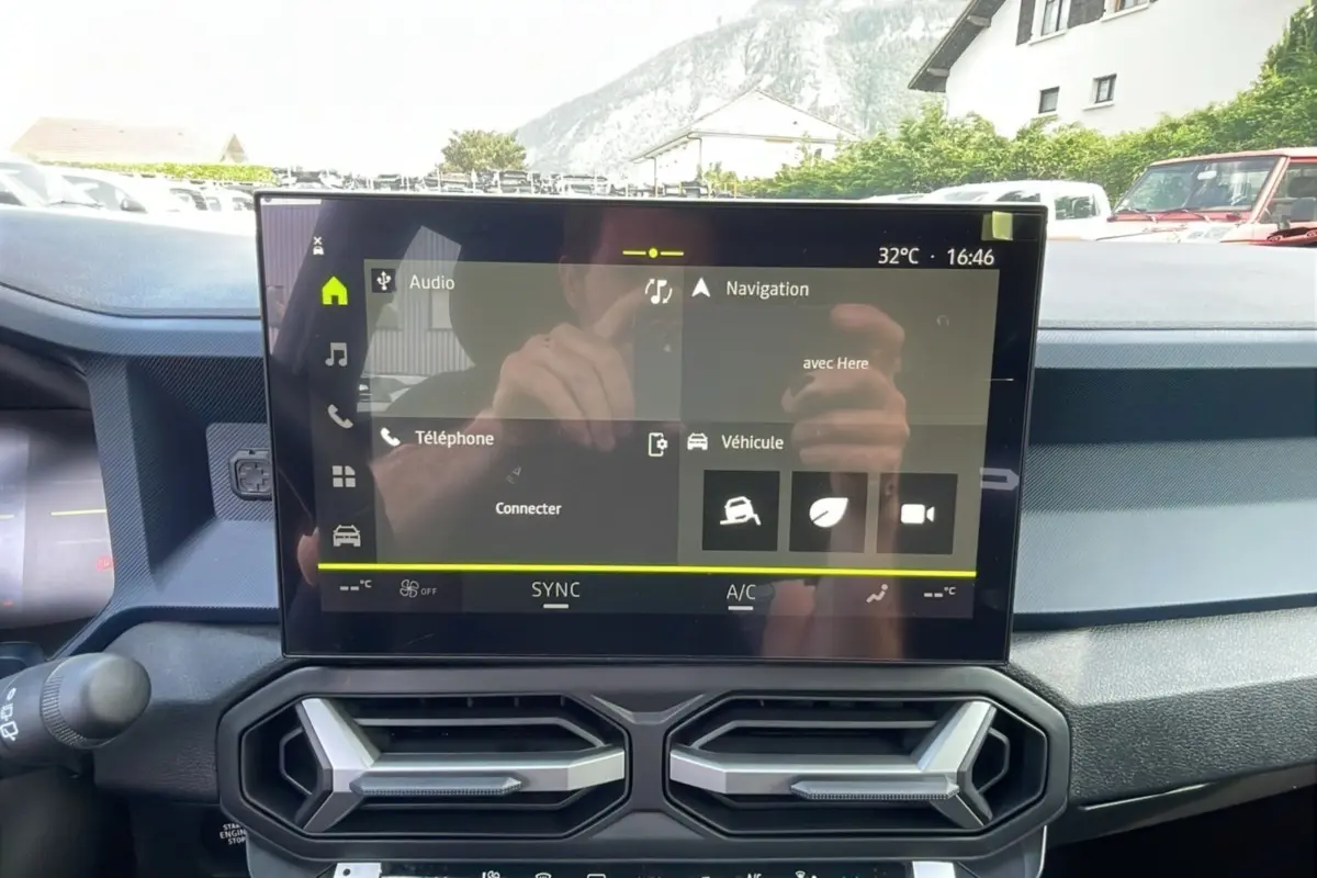 Écran tactile central du tableau de bord du Dacia Bigster 2025 affichant les menus audio, navigation et véhicule.