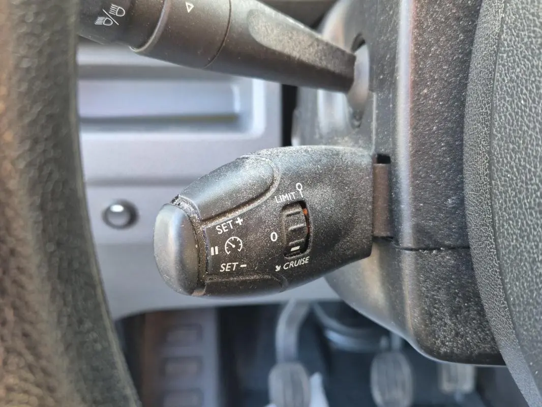 Gros plan sur la commande de régulateur de vitesse du Citroën Jumpy blanc 2019, côté gauche du volant.