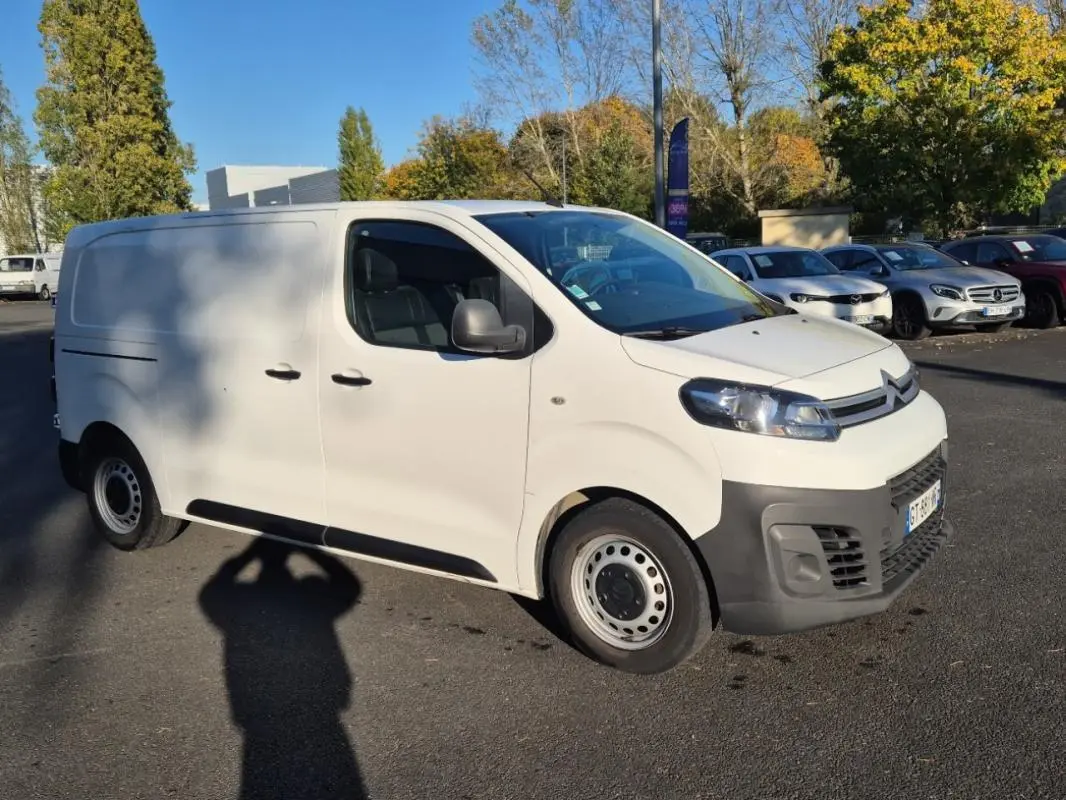 Fourgon Citroën Jumpy blanc vu en 3/4 avant droit, avec pare-chocs noir et jantes acier simples.