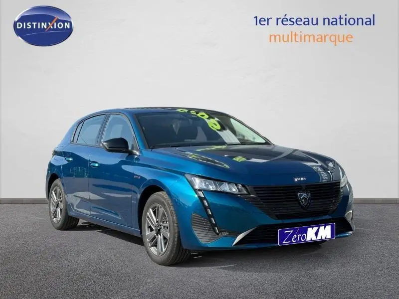 Vue 3/4 avant d'une Peugeot 308 bleu Obsession avec calandre noire et jantes aluminium, sur fond neutre.