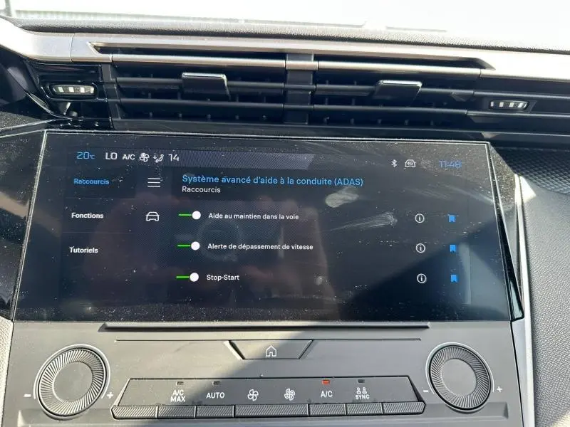 Écran tactile central de la Peugeot 308 bleu, affichant les options d’aide à la conduite ADAS en intérieur.