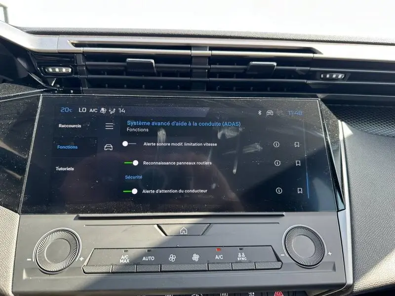 Vue rapprochée de l'écran tactile central du tableau de bord de la Peugeot 308 2025, affichant les aides à la conduite.