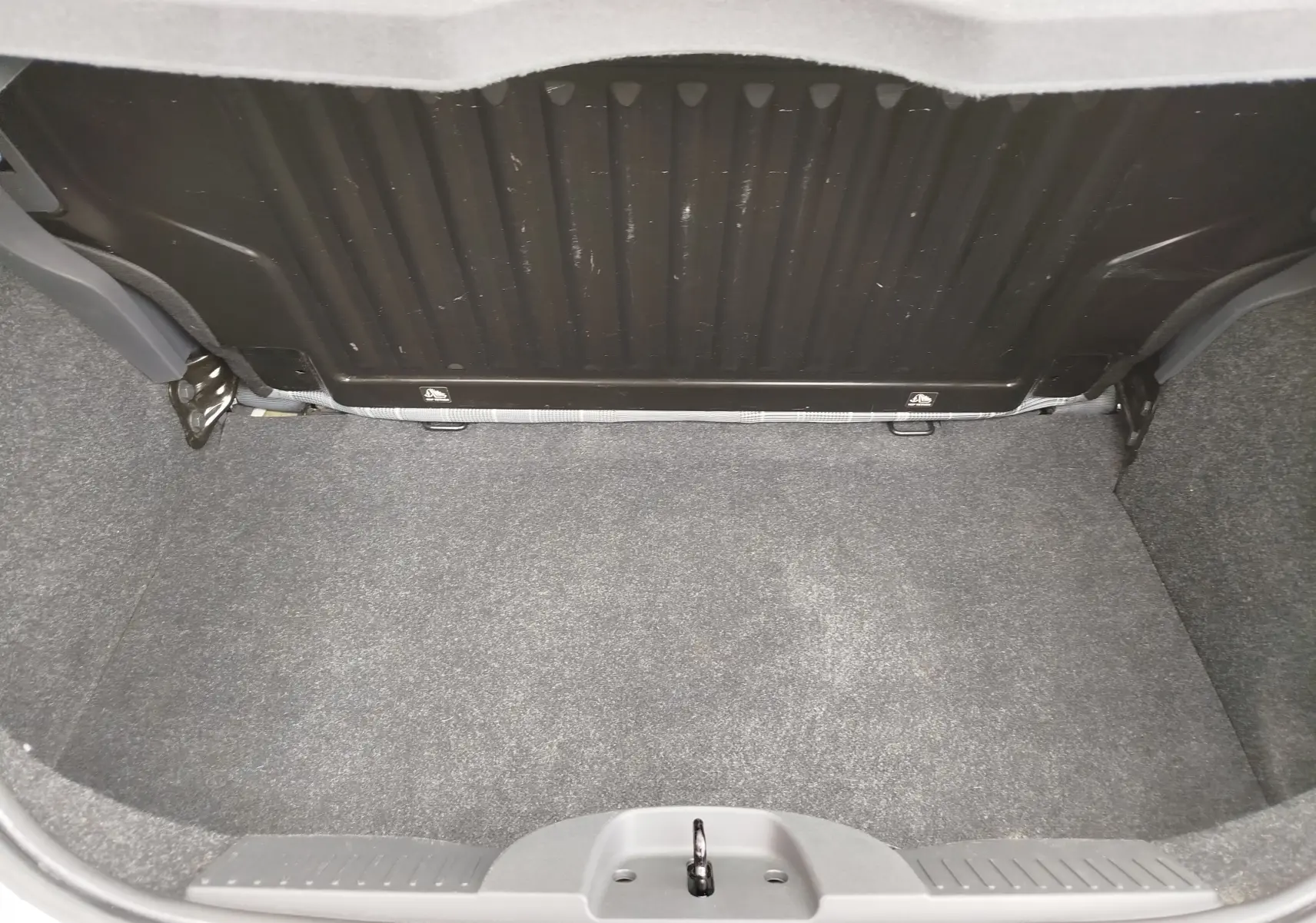 Vue intérieure du coffre vide d'une FIAT 500 Lounge 2017, montrant le revêtement gris et la cloison arrière noire.