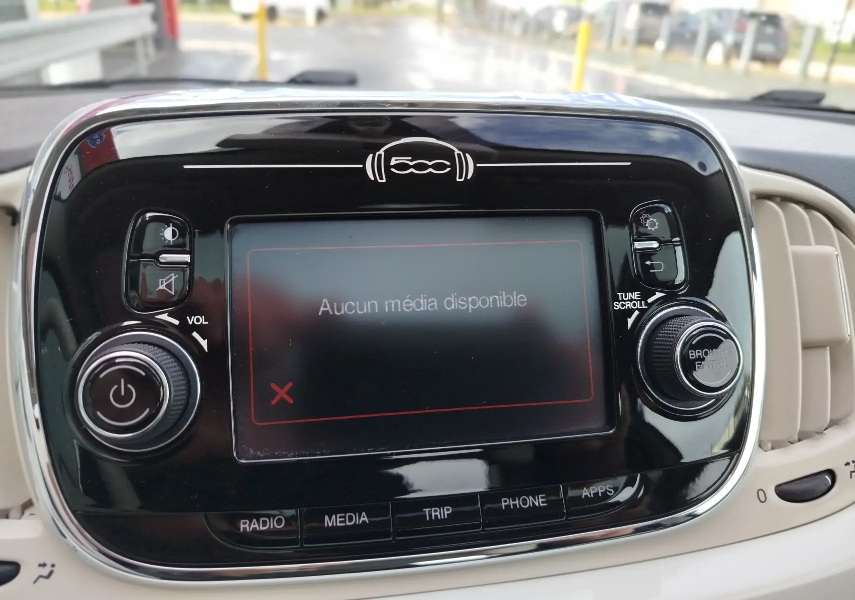 Vue rapprochée du tableau de bord de la Fiat 500 blanche, écran central tactile affichant "Aucun média disponible".