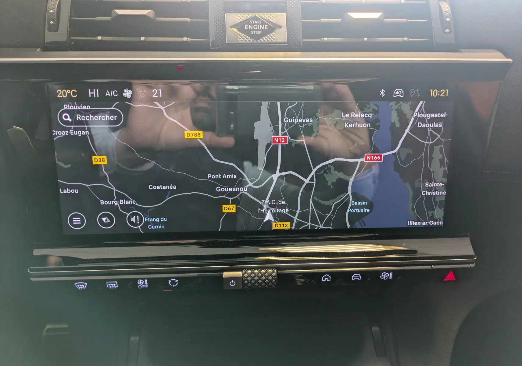 Écran tactile central du DS7 2025 gris laqué affichant la navigation GPS avec commandes climatisation en dessous.
