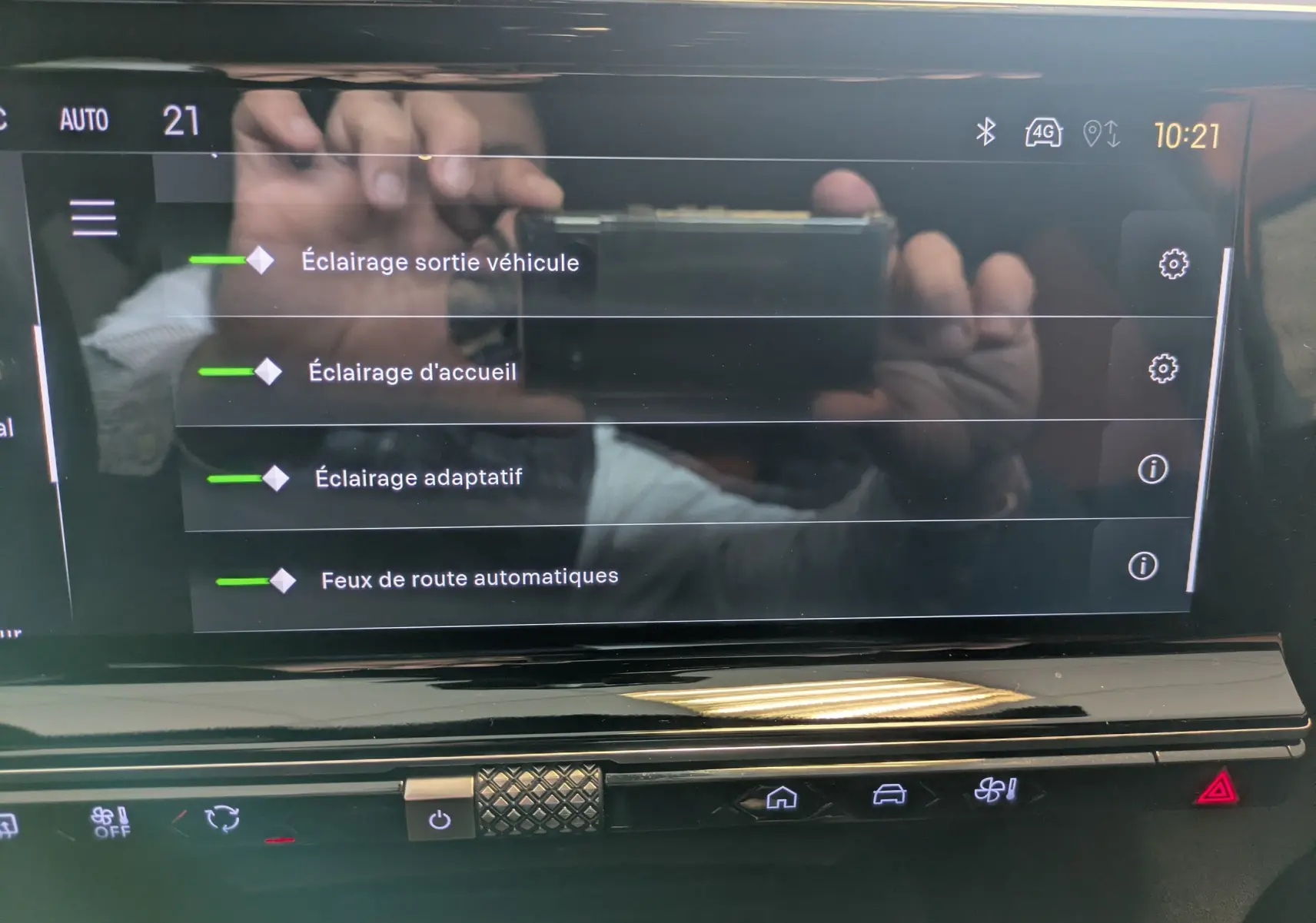 Écran tactile central du DS7 gris laqué montrant les réglages d’éclairage adaptatif et feux automatiques.