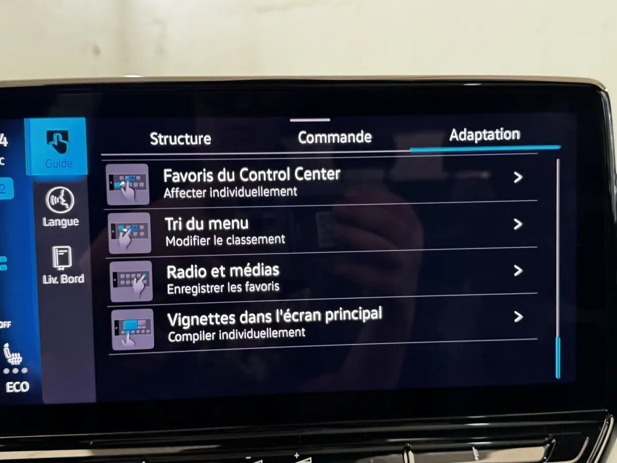 Écran tactile intérieur du Volkswagen ID.4 blanc montrant le menu de personnalisation du Control Center.