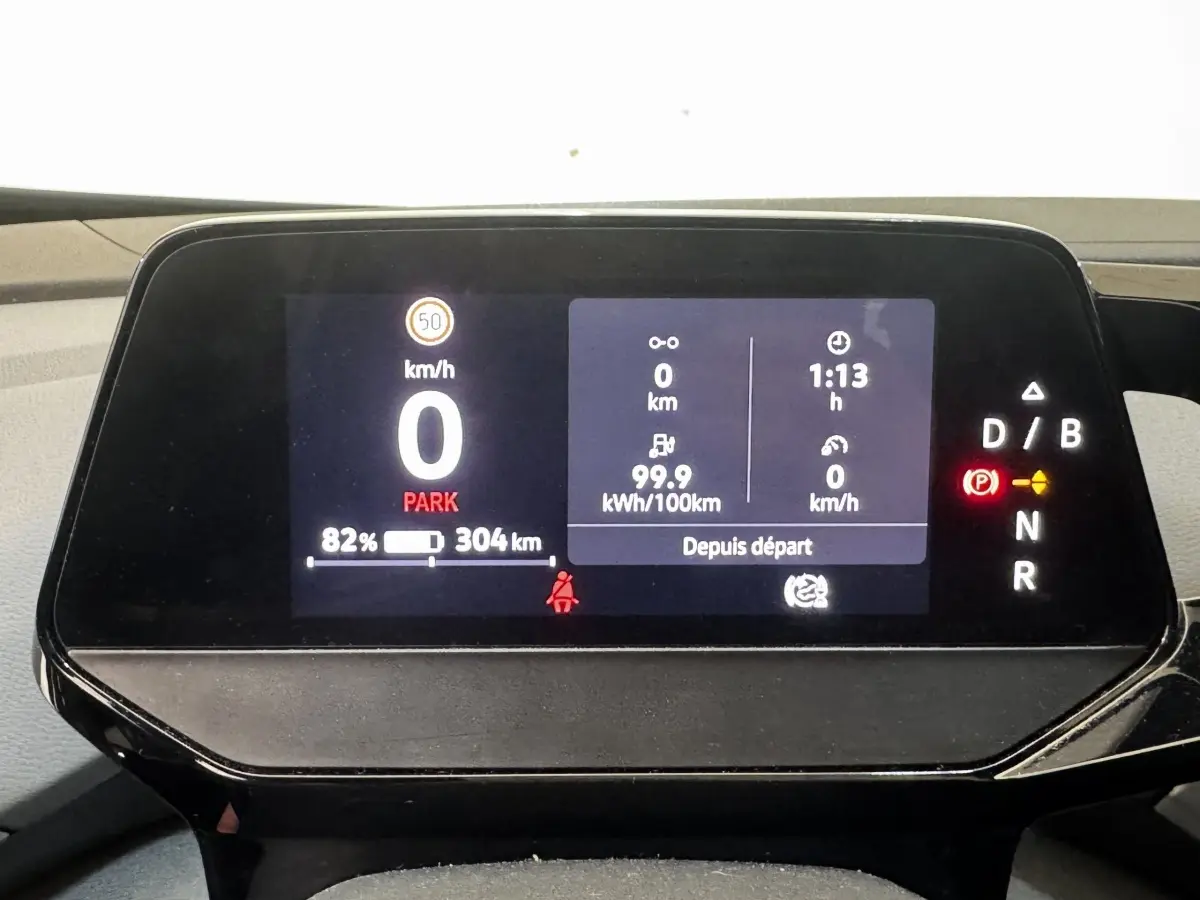 Affichage numérique du tableau de bord du Volkswagen ID.4 blanc, montrant la vitesse à 0 km/h et l'autonomie à 304 km.