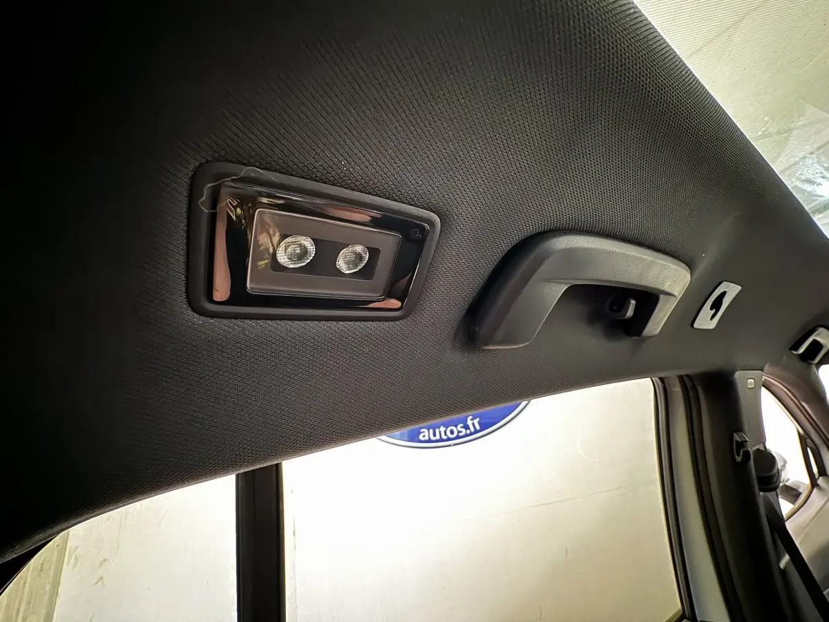 Détail du plafonnier avec spots de lecture arrière dans l’habitacle du Volkswagen ID.4 blanc, vue intérieure côté gauche.