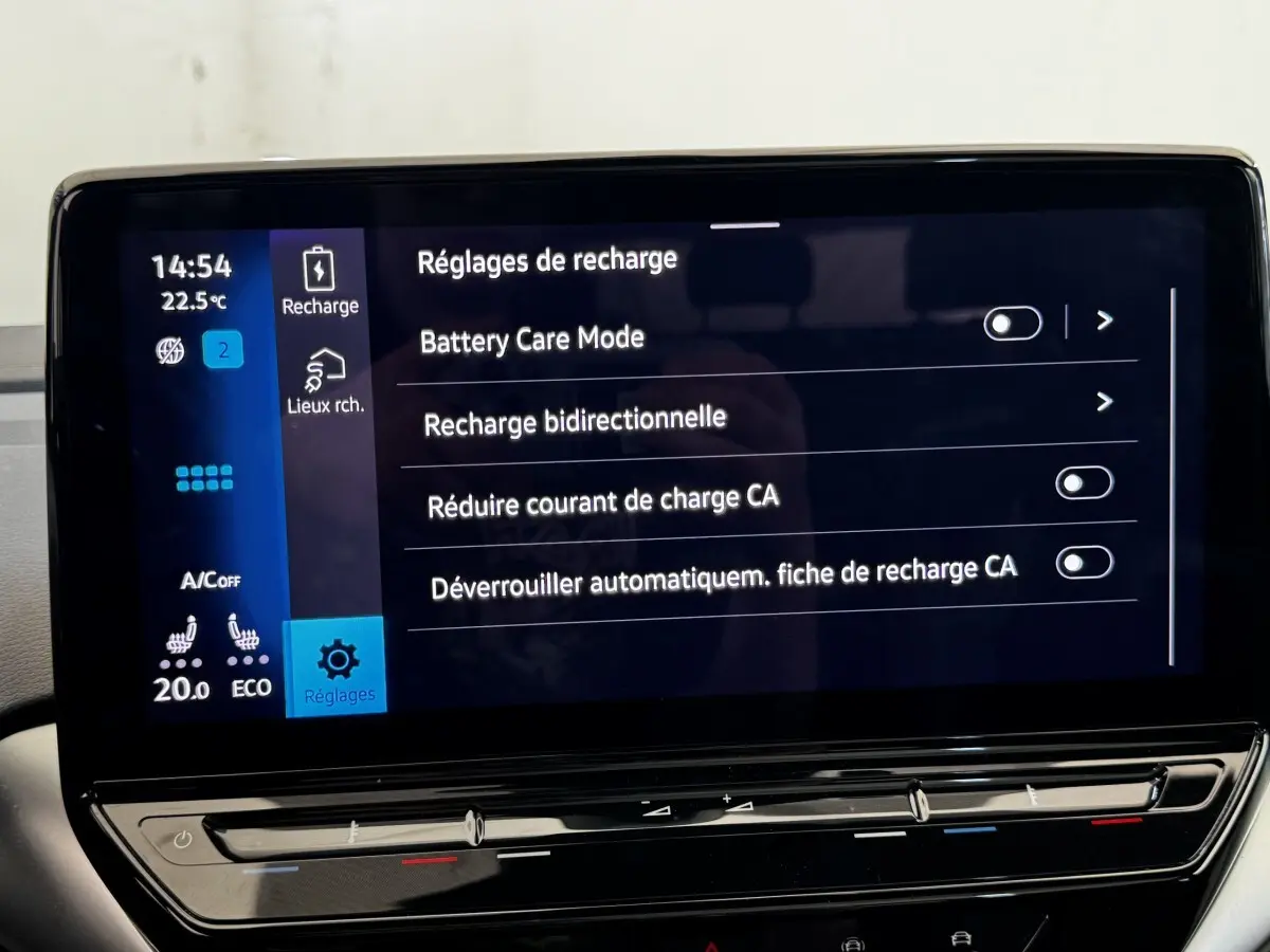 Écran tactile central du Volkswagen ID.4 blanc, affichant les réglages de recharge électrique.