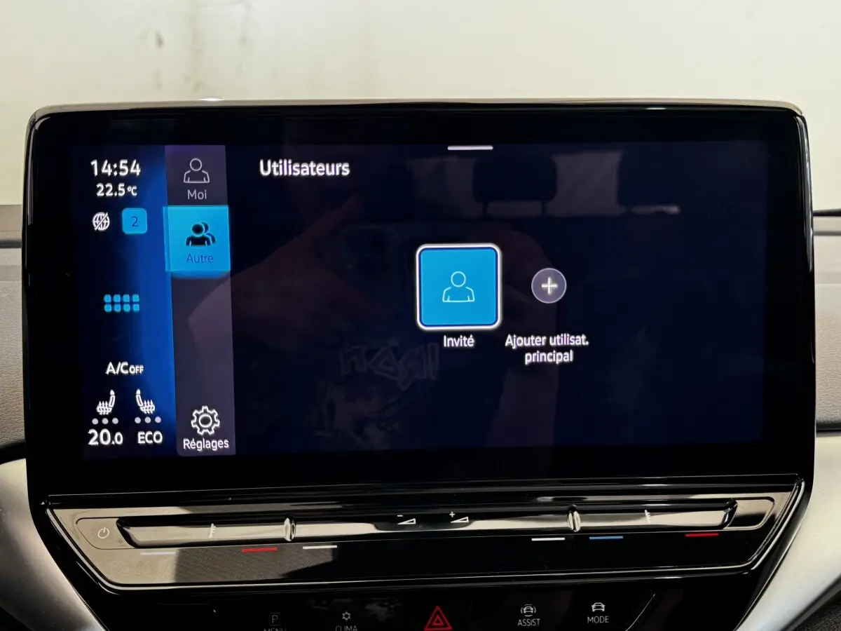 Écran tactile central du tableau de bord du Volkswagen ID.4 blanc, affichant le menu utilisateurs.