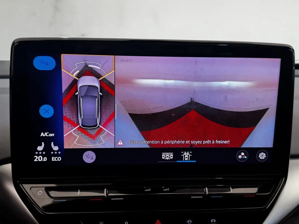 Écran tactile intérieur du Volkswagen ID.4 blanc montrant la vue caméra 360° et assistance au stationnement.