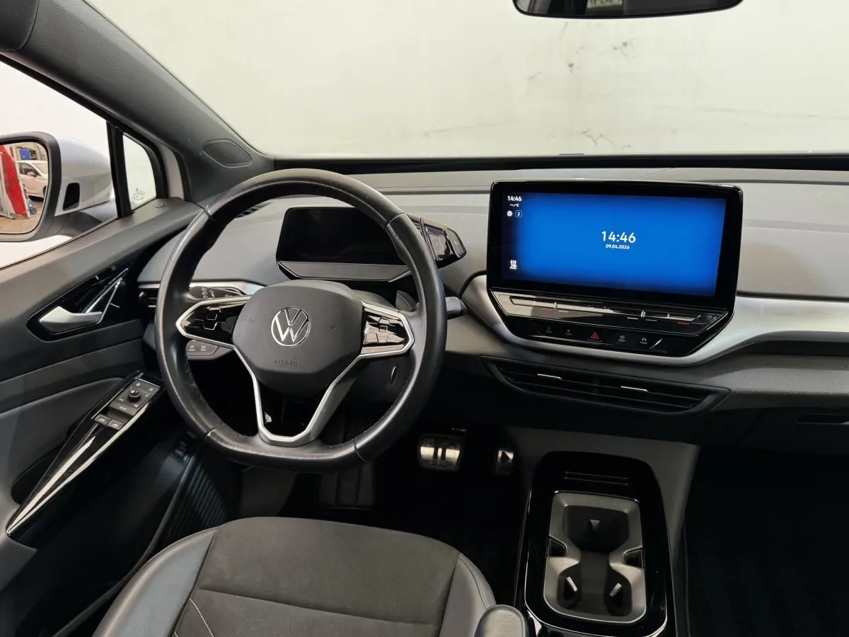 Vue intérieure avant du tableau de bord et volant noir du Volkswagen ID.4 77 kWh Pro Performance 2021.