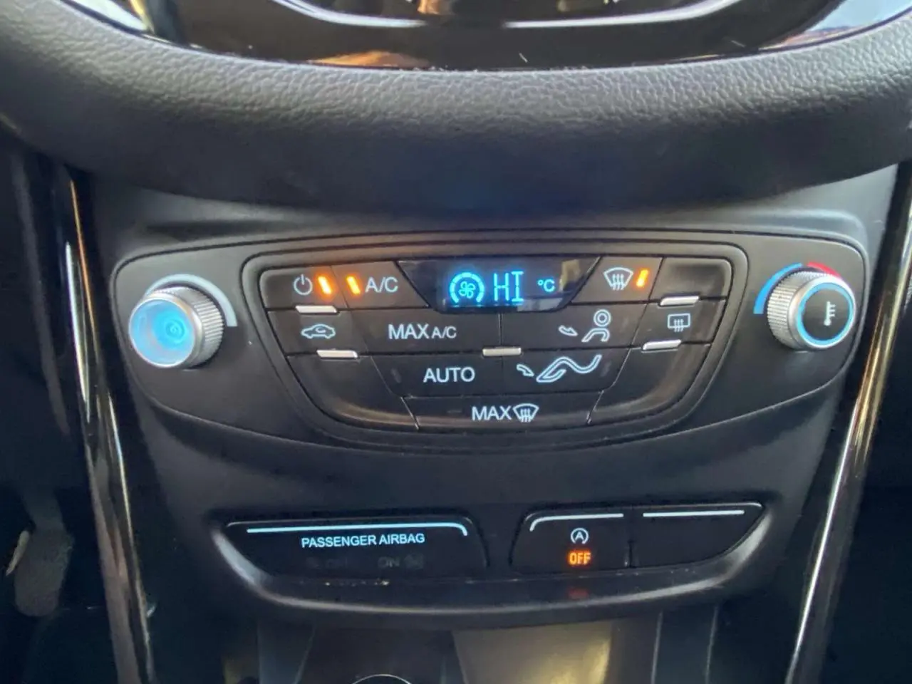 Panneau de commande de la climatisation automatique du Ford B-MAX blanc, avec affichage digital et réglages tactiles.