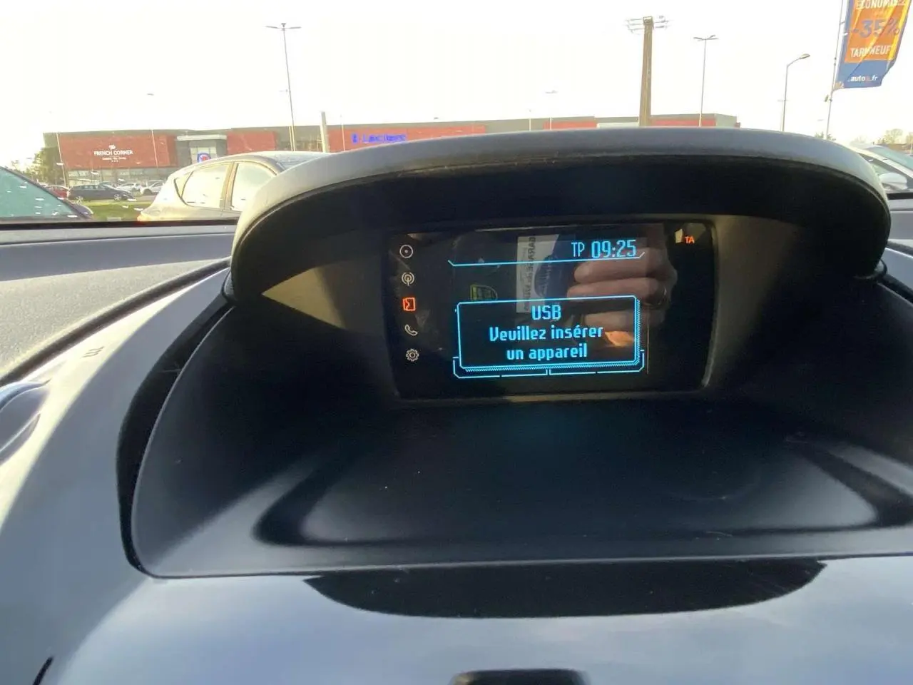 Écran central du tableau de bord de la Ford B-MAX 2014 affichant un message USB, avec vue partielle sur le pare-brise.