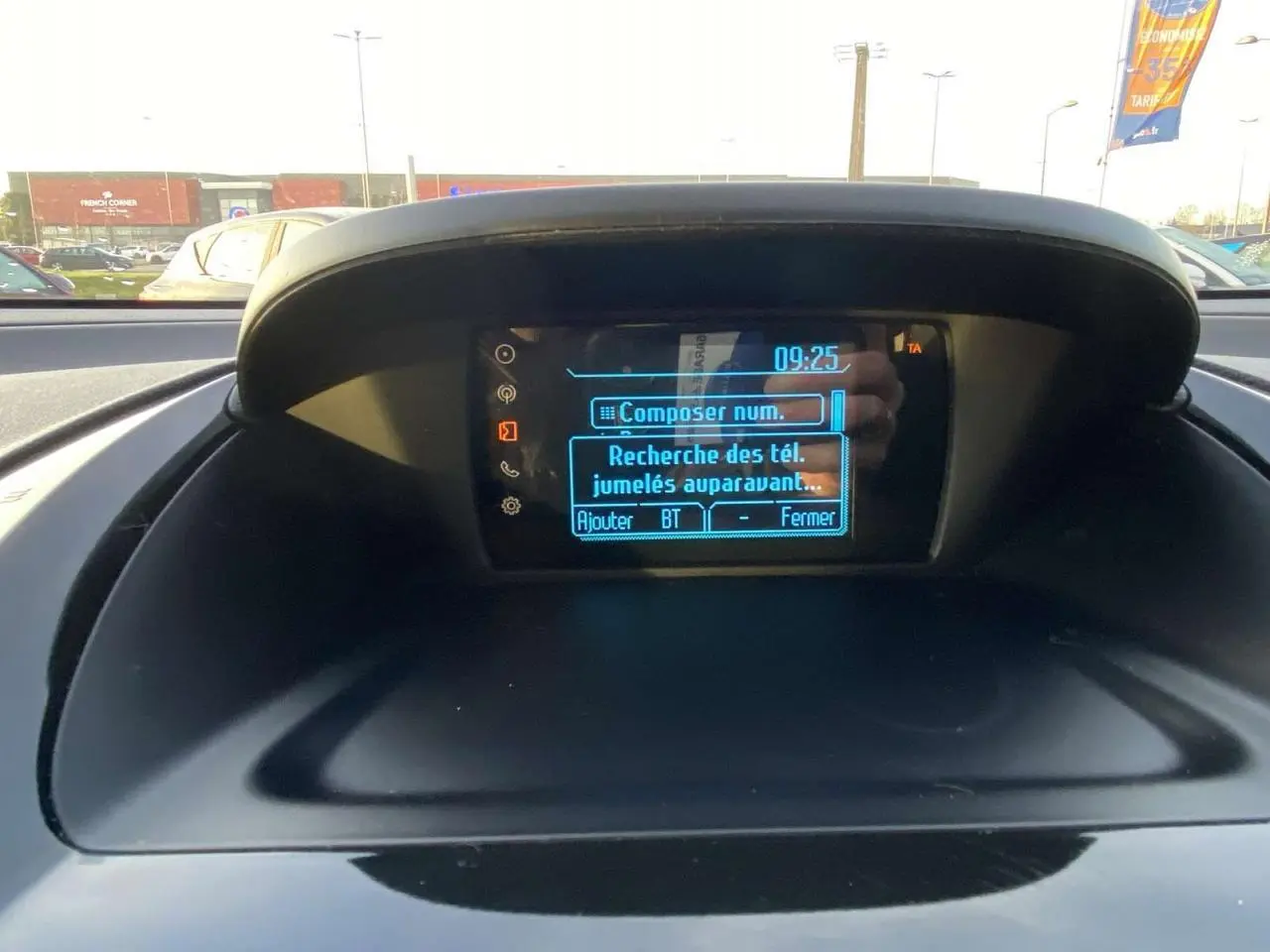 Écran central du tableau de bord du Ford B-MAX 2014 affichant la recherche de téléphones jumelés Bluetooth.