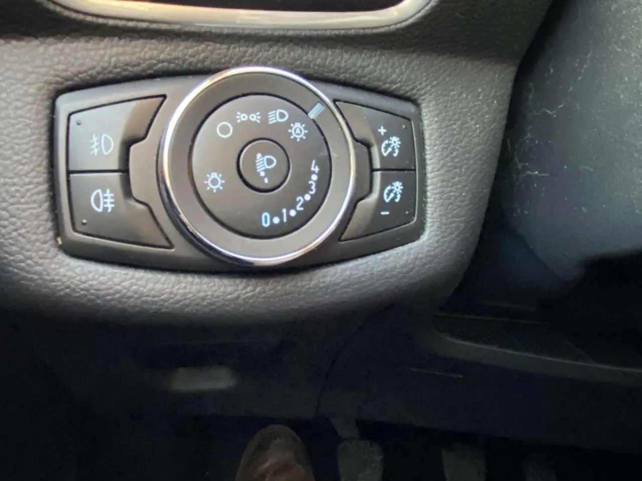 Gros plan sur la commande d’éclairage intérieure du tableau de bord d’une Ford B-MAX blanche de 2014.