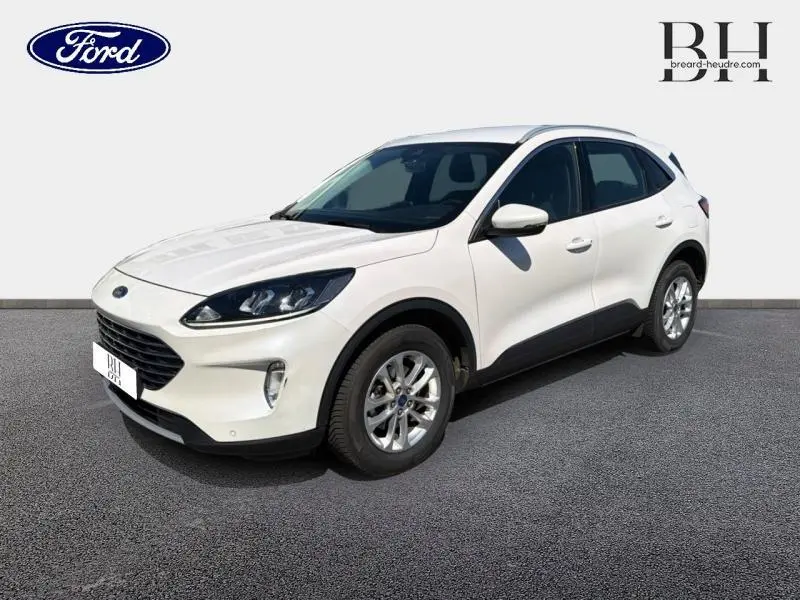 Ford Kuga blanc Glacier en vue 3/4 avant droit, avec jantes alu et boucliers couleur carrosserie.