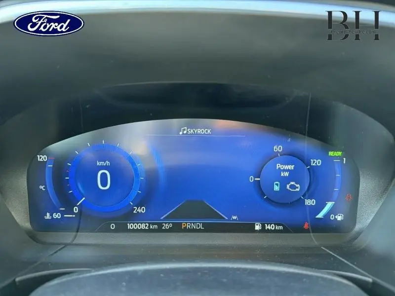 Tableau de bord numérique du Ford Kuga 2023 affichant vitesse, puissance et informations de conduite en bleu.