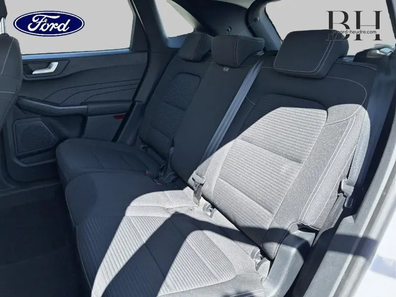 Vue latérale droite de la banquette arrière noire du Ford Kuga 2023 avec ceintures de sécurité et appuie-têtes intégrés.