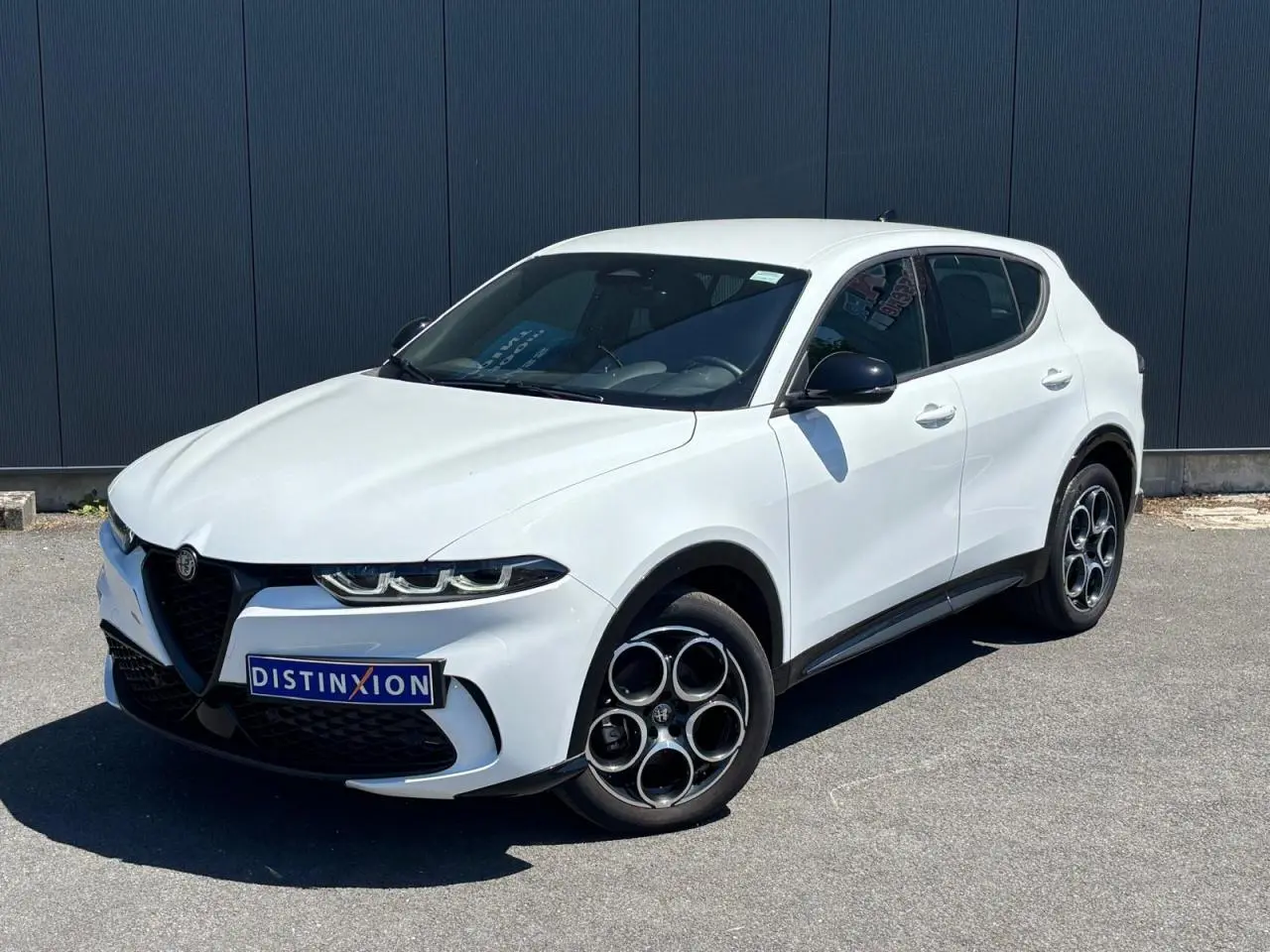 Alfa Romeo Tonale blanc en 3/4 avant droit, avec jantes alliage 18 pouces et rétroviseurs noirs.