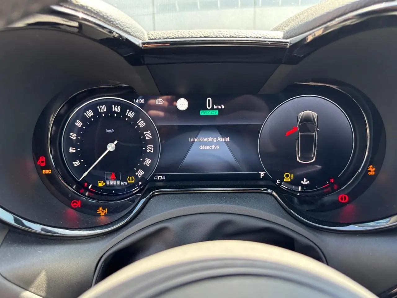 Vue rapprochée du combiné d'instruments digital de l'Alfa Romeo Tonale 2025, affichage noir avec alertes actives.
