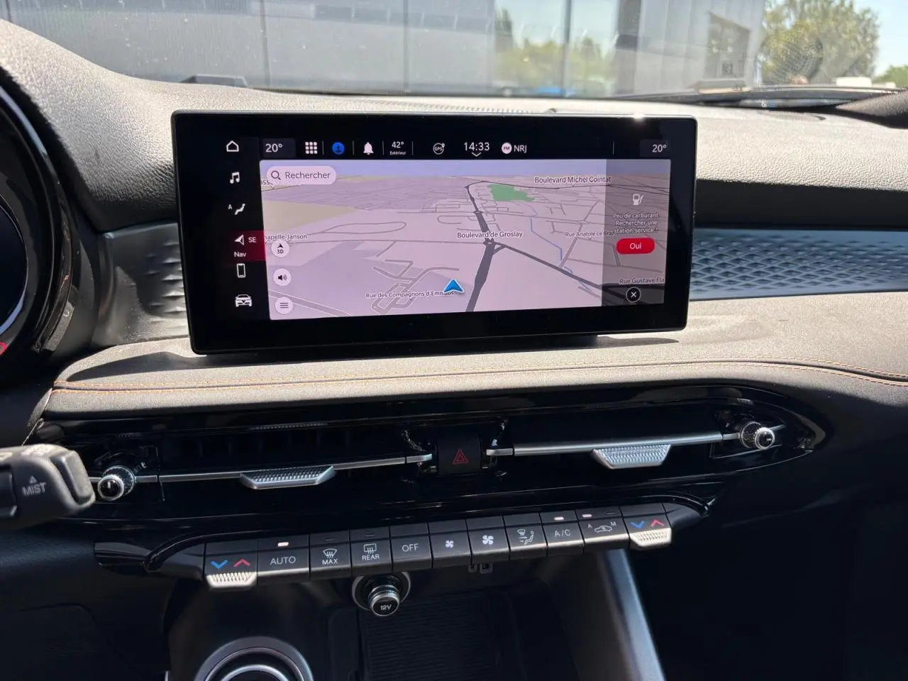 Vue intérieure centrée sur l’écran tactile 10,2'' du tableau de bord de l'Alfa Romeo Tonale blanc 2025.