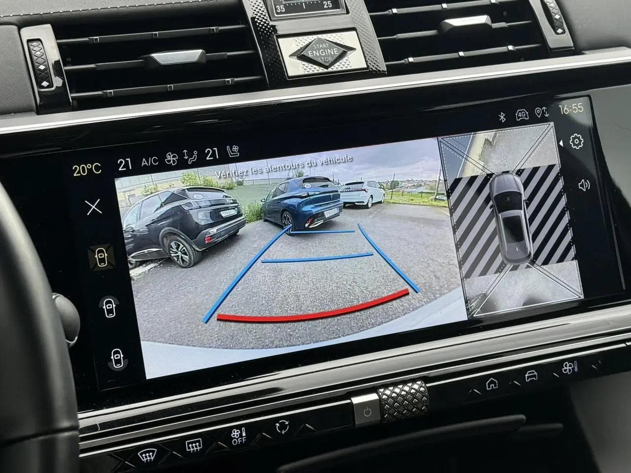 Écran tactile intérieur montrant la caméra 360° avec vue arrière sur un DS7 Cristal Pearl stationné.
