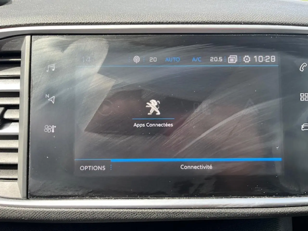 Écran tactile central de la Peugeot 308 gris clair, affichant le menu "Apps Connectées" en intérieur.