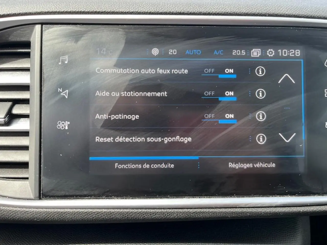 Écran tactile central de la Peugeot 308 gris clair affichant les réglages d’aide à la conduite.