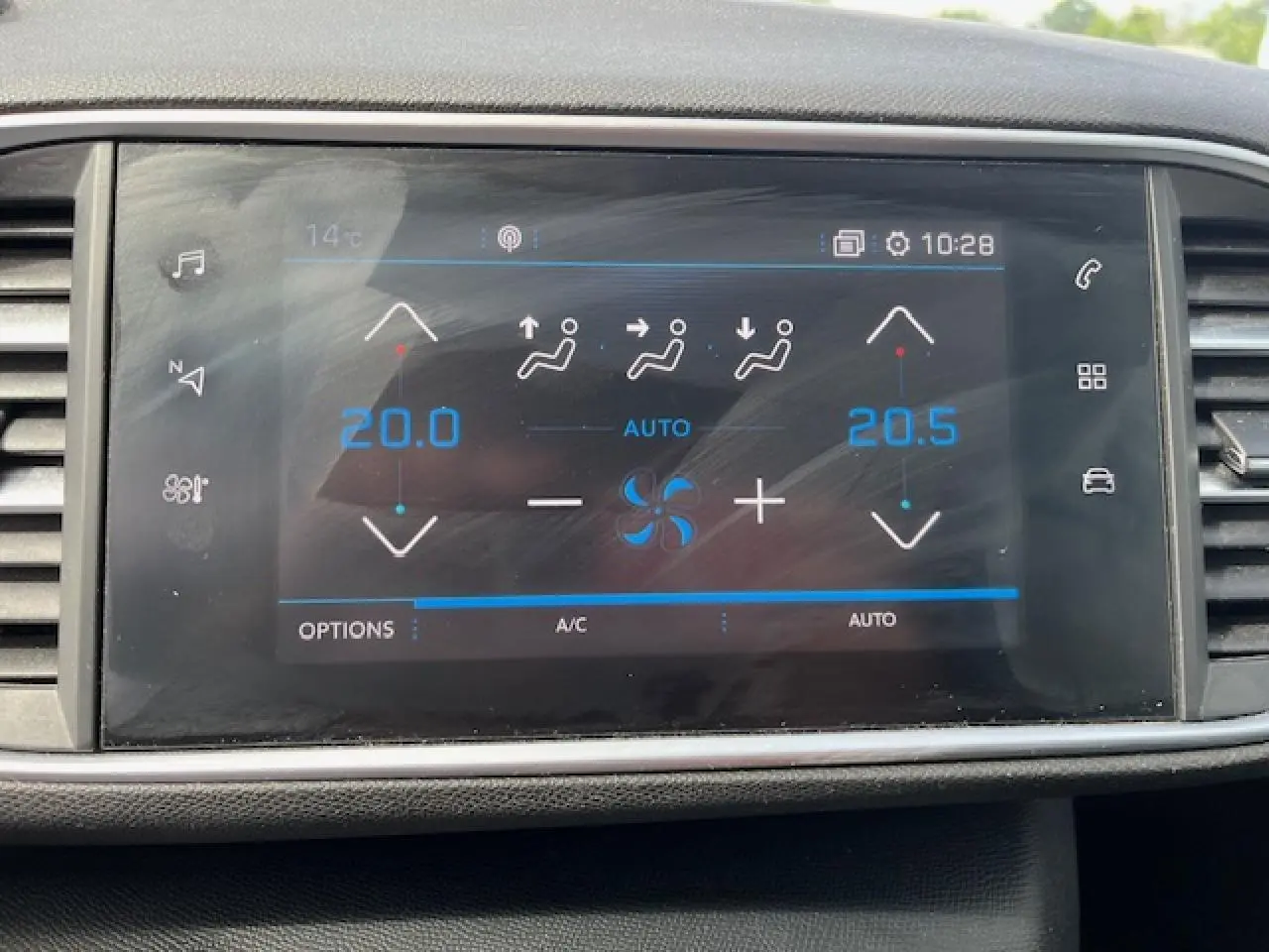 Écran tactile central du Peugeot 308 gris clair montrant le réglage automatique bi-zone de la climatisation à 20°C et 20,5°C.