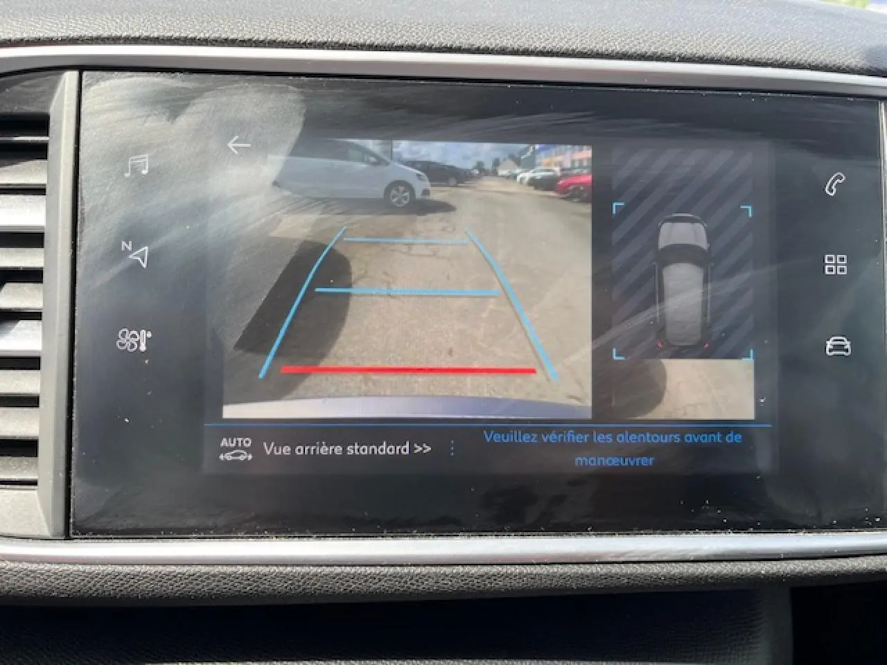Écran tactile de la Peugeot 308 gris clair montrant la caméra de recul avec guidage et vue 360° arrière.